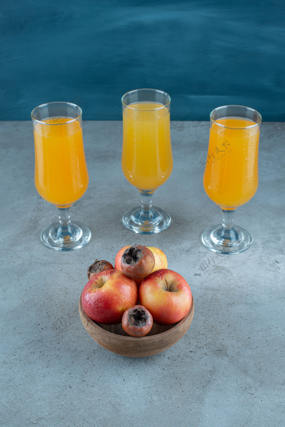 苹果一个木制的苹果碗和一杯橙汁水果木头果汁