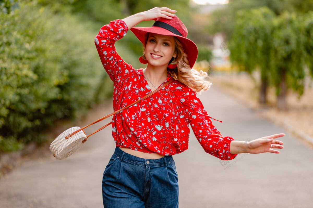 帽子可爱迷人的时尚金发微笑的女人在稻草红帽子和衬衫夏季时尚套装明亮脸金发