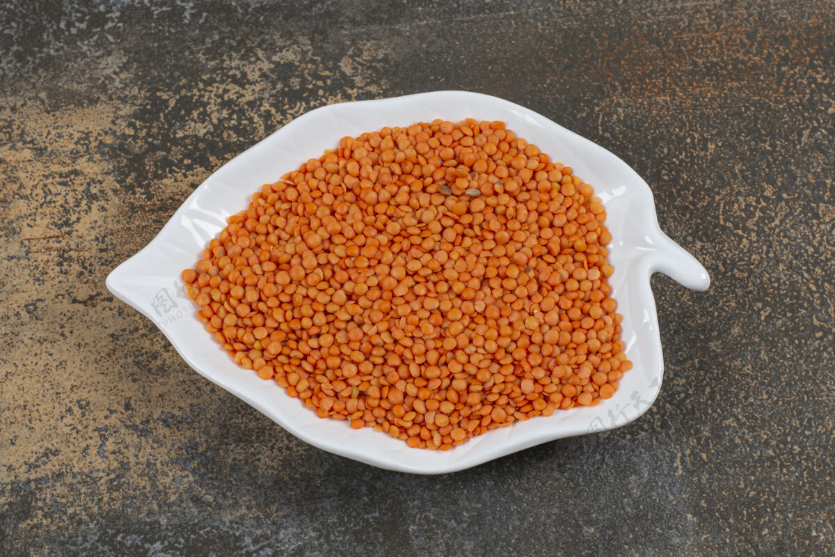 有机生的红豆放在叶子形状的盘子里食品烹饪收获