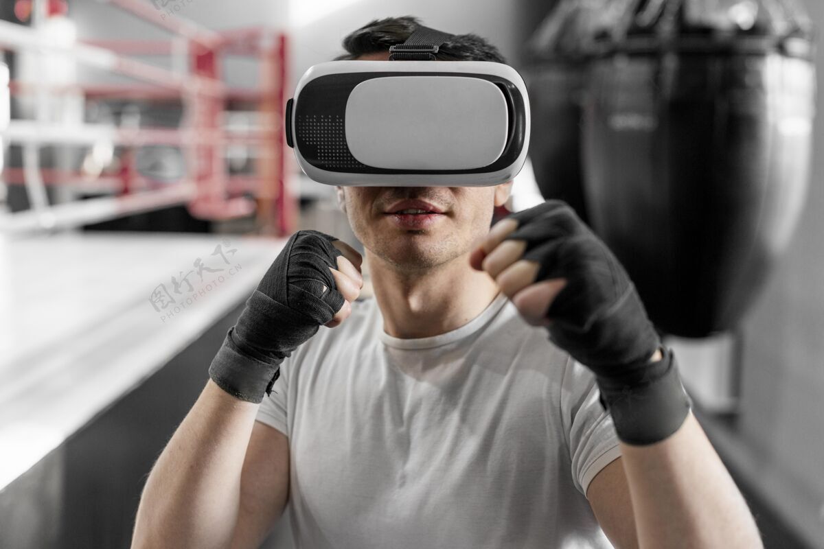 男人在拳击训练中使用虚拟现实护目镜的人模型健康运动