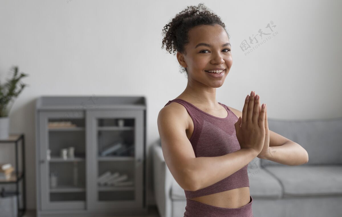 锻炼健身女士在家做瑜伽企业平衡和平