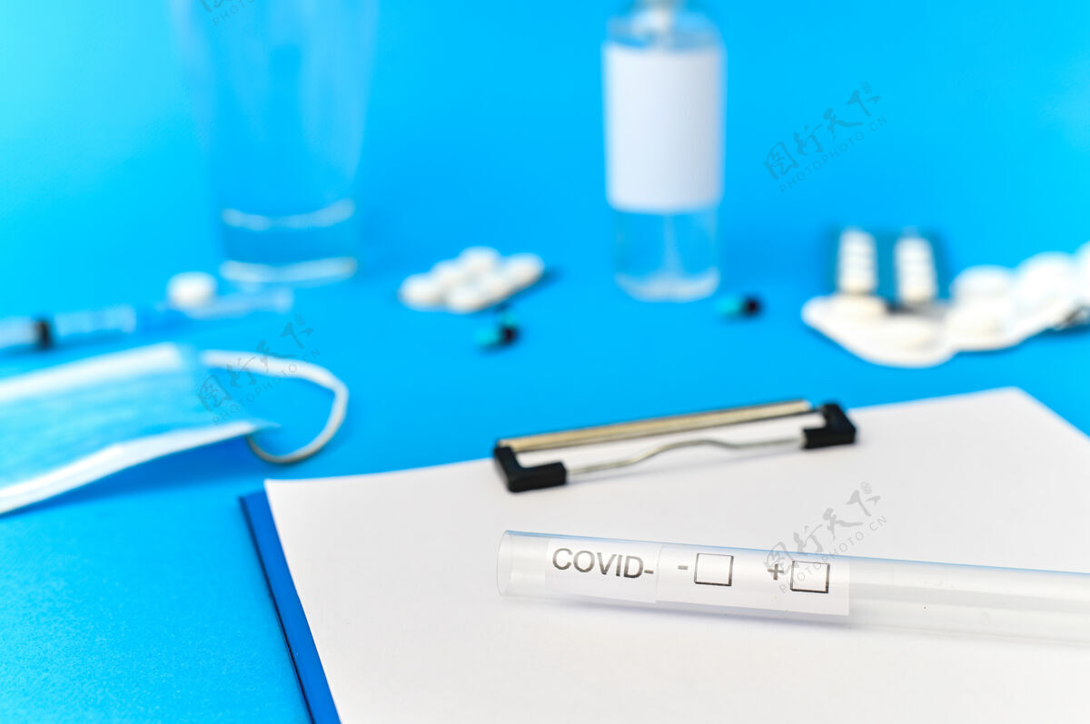 药片医疗用品 记事本和考维测试组成的蓝色表面顶视图附件流行病流感
