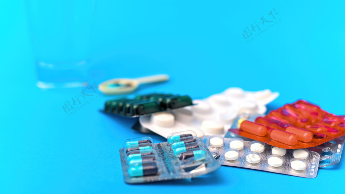 药片蓝色背景上的医疗用品和物品一堆药包流行病成分配饰