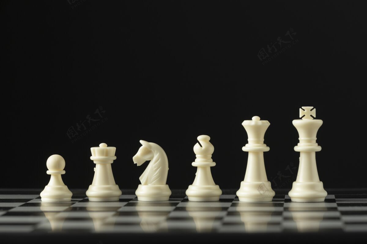 国王棋盘上的白棋雕像黑背景娱乐