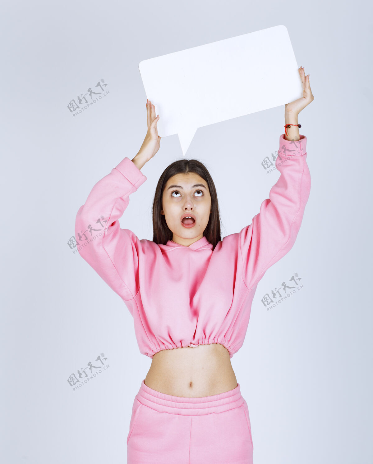 人类穿着粉色睡衣的女孩头上举着一个空白的长方形盒子在思考成人女性人类