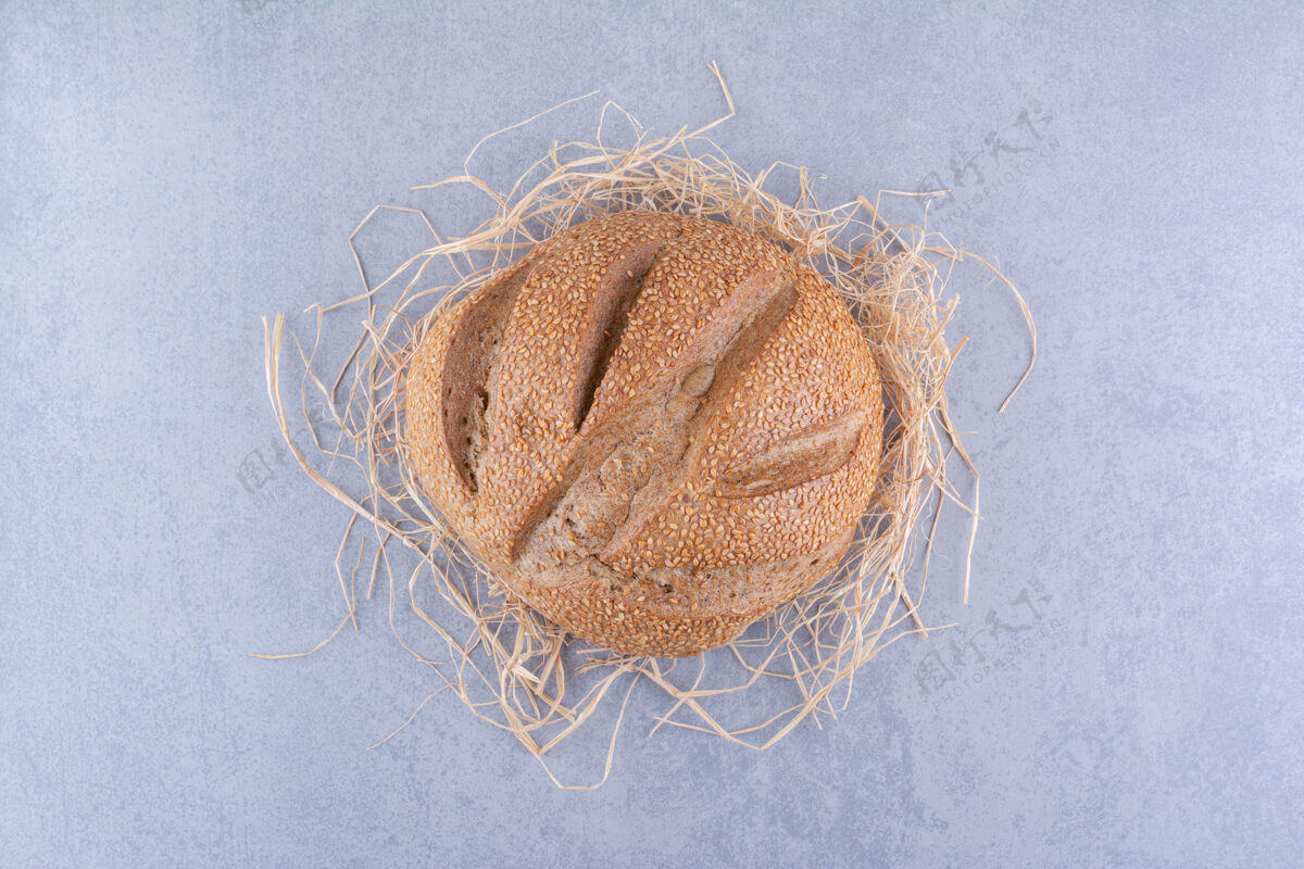 酵母稻草堆在面包下面的大理石表面面包面团面包皮