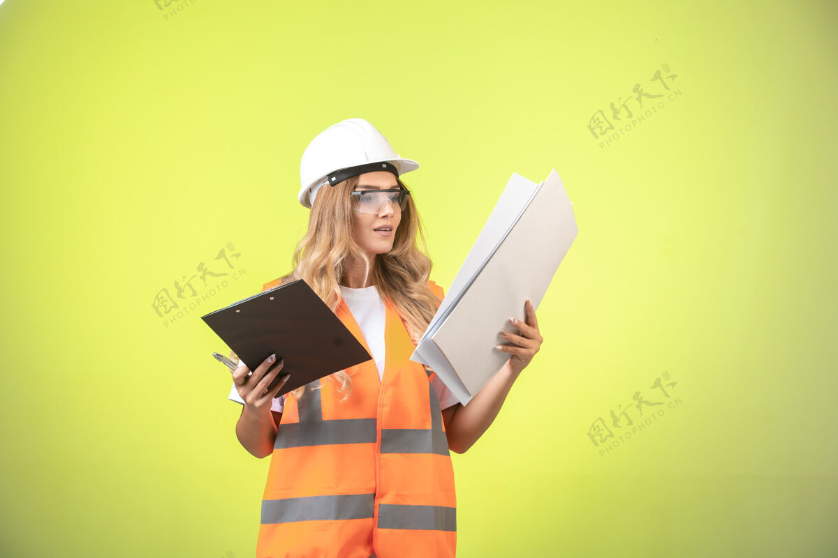 面试女工程师在头盔和装备持有项目计划和报告清单Smart员工采购