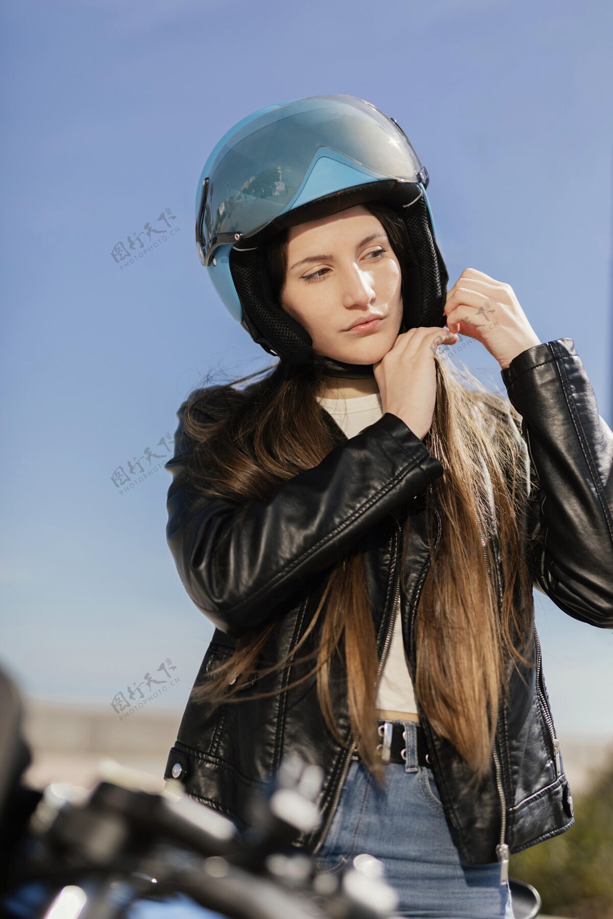 骑准备在城里骑摩托车的年轻女子城市自行车司机