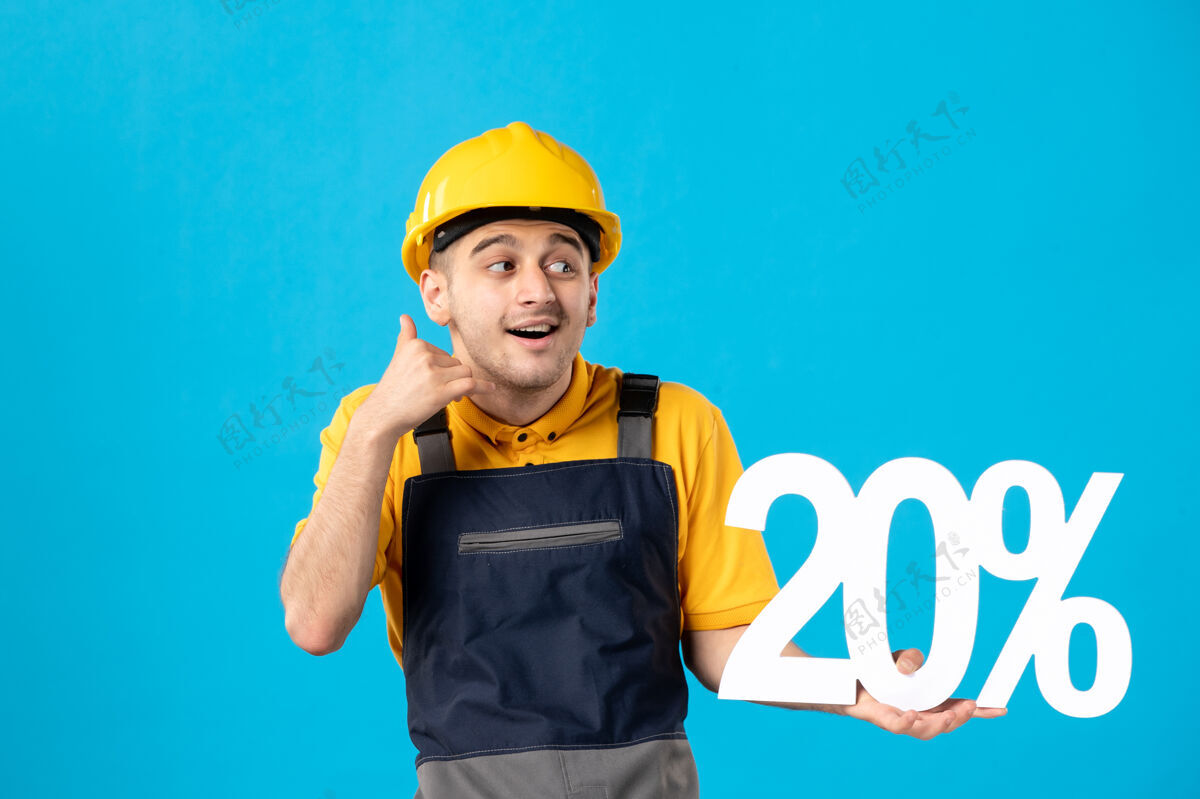 模仿穿着制服的男工人的正面图 蓝色的纸上写着模拟电话建筑师男工人建筑