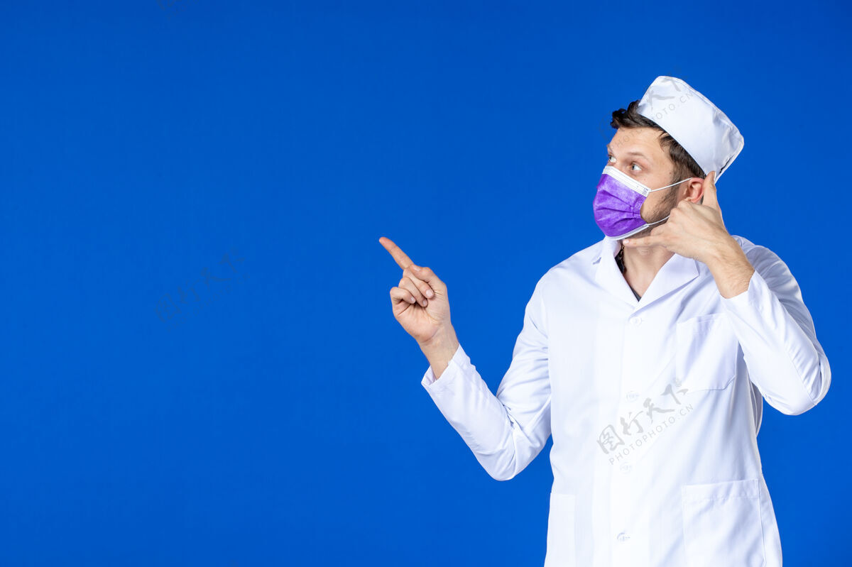 医院身穿医疗服 蓝色面罩的男医生正面图药品大流行颜色