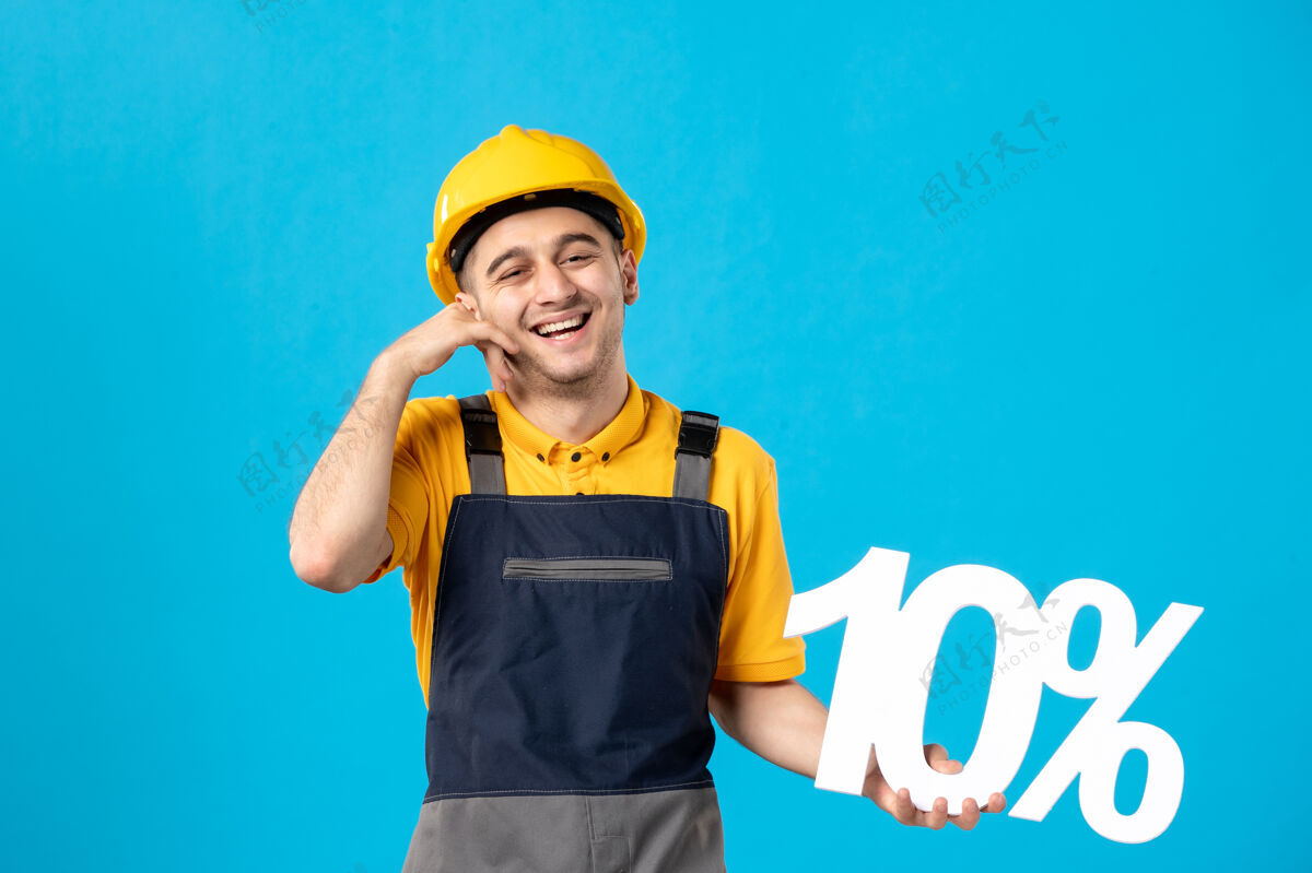 工作穿制服的男工人的正面图 蓝色上写着字写作男工人泳帽