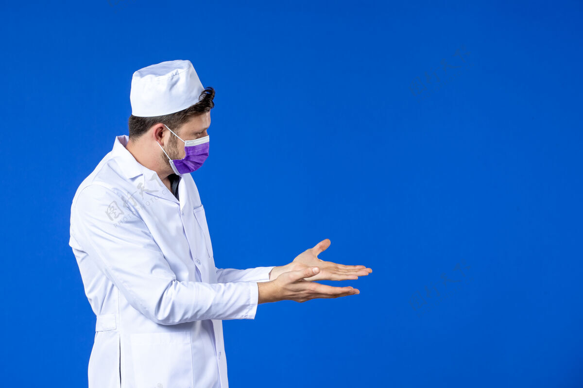 药品身穿医疗服 蓝色面罩的男医生正面图颜色男医生药品