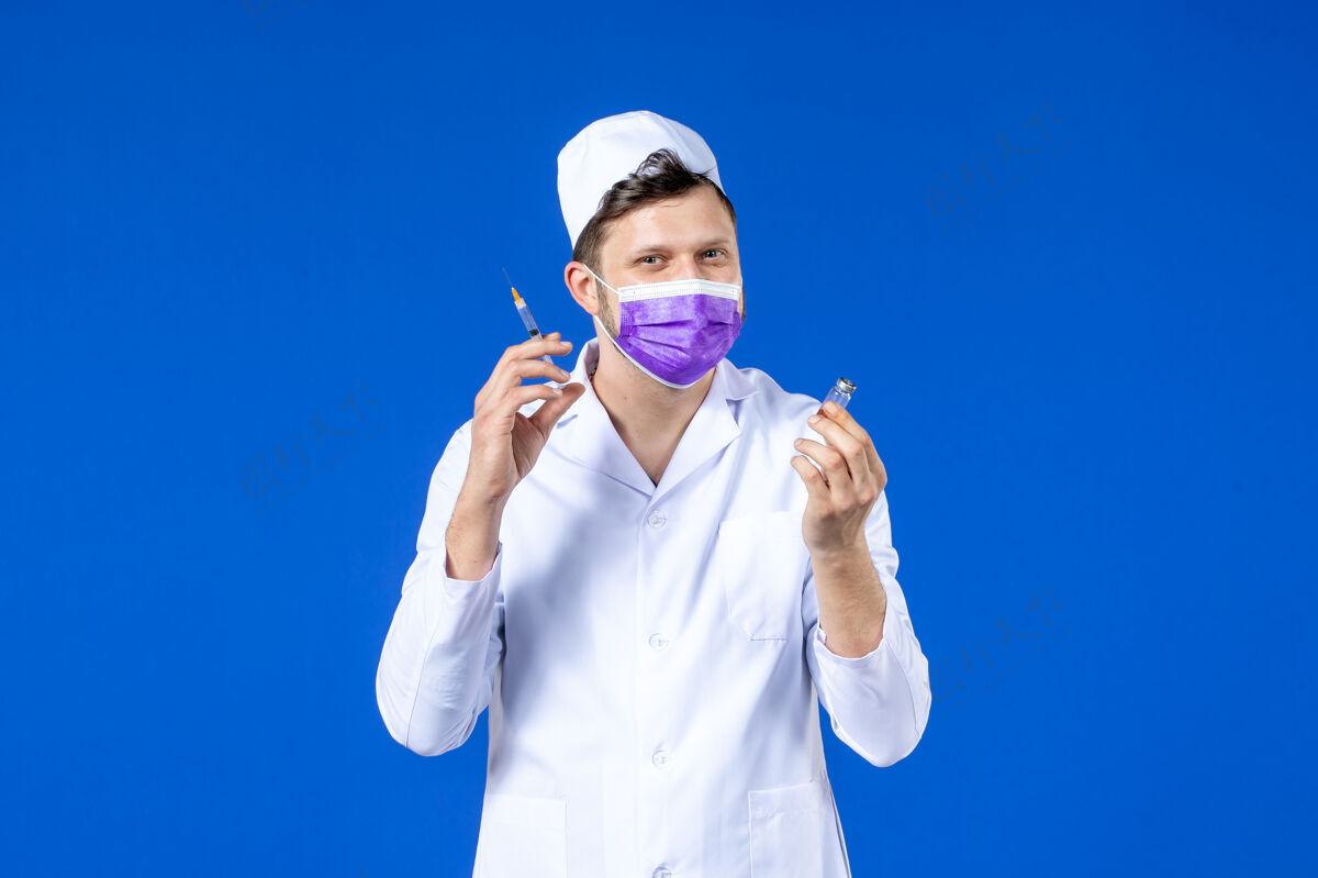 病毒男医生的前视图 穿着医疗服 戴着蓝色的注射和疫苗面罩医院男医生疫苗
