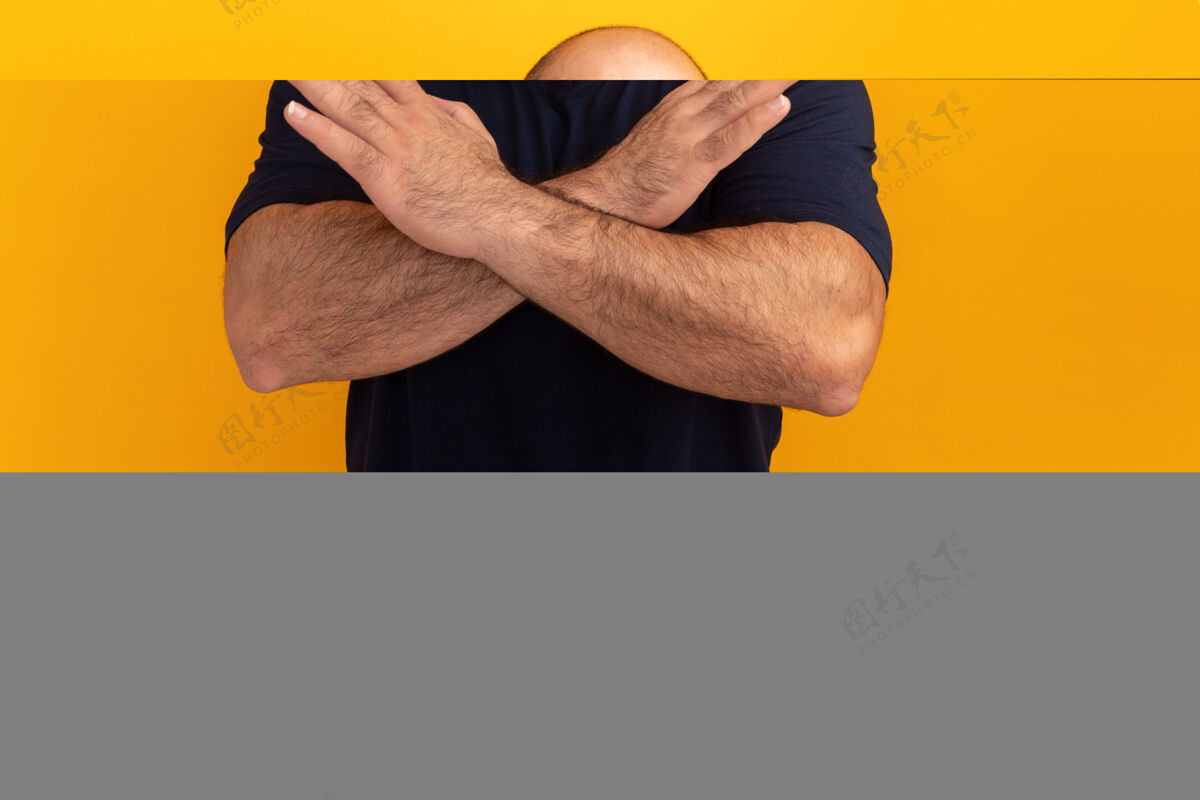 胡须一个留着胡子的男人 穿着海军t恤 严肃的脸 双手交叉 站在橘色的墙上做着停下来的手势伙计交叉手势