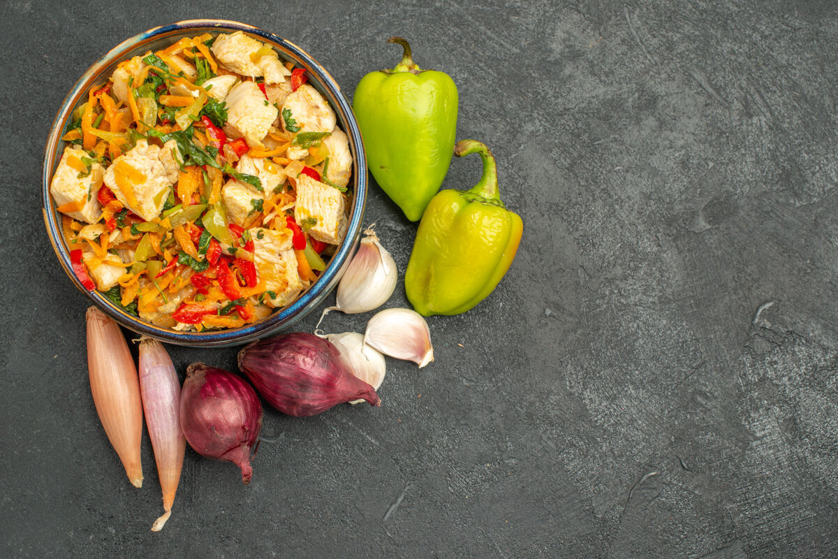成熟的俯瞰美味的鸡肉蔬菜沙拉洋葱可食用的水果洋葱