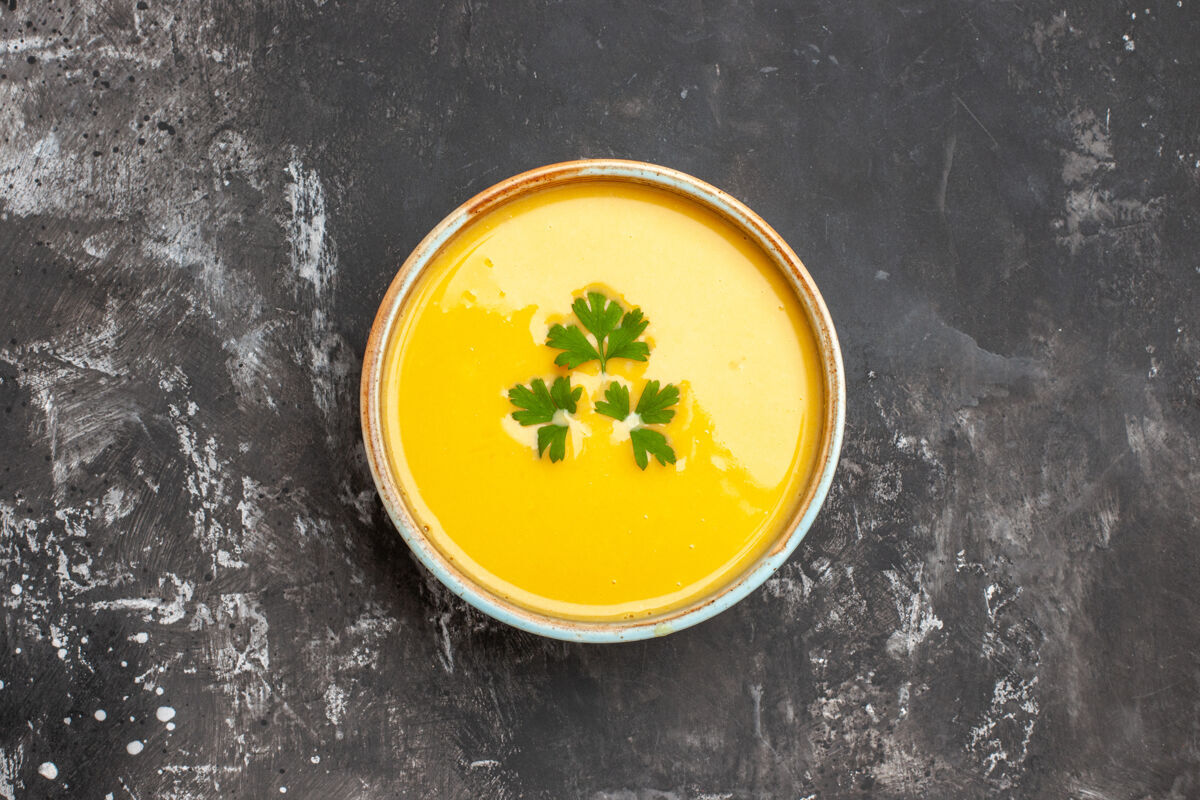 南瓜汤碗里美味南瓜汤的俯视图调味料美味颜色