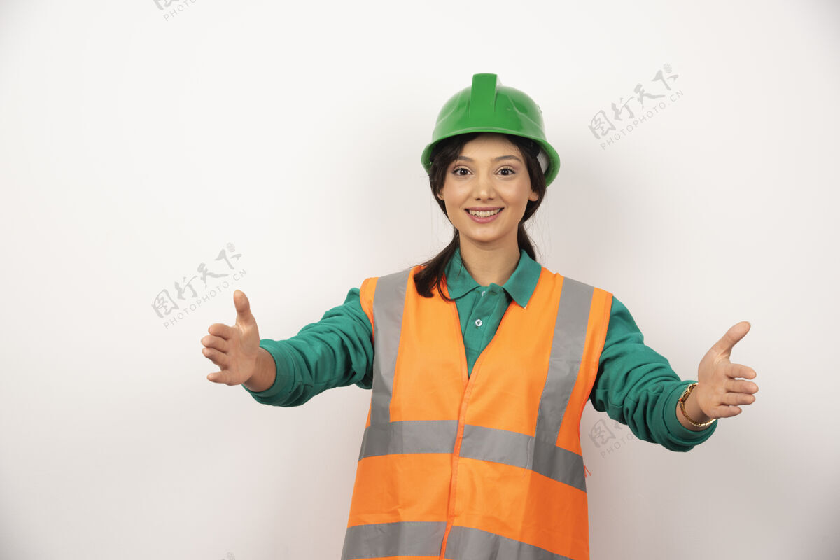 专家白底年轻女建筑工人承包商手臂工程