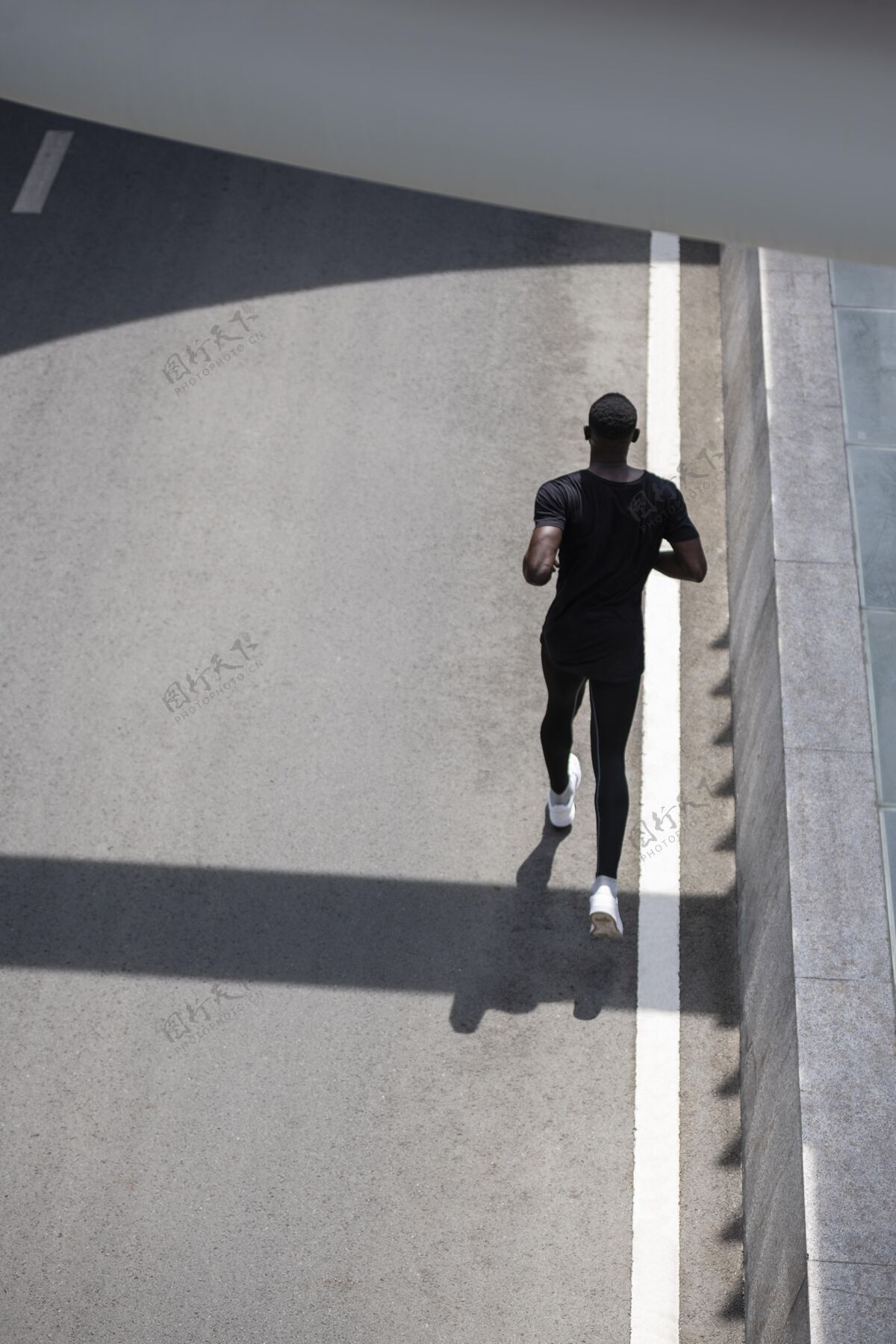 锻炼全速跑在街上的人运动健身全速
