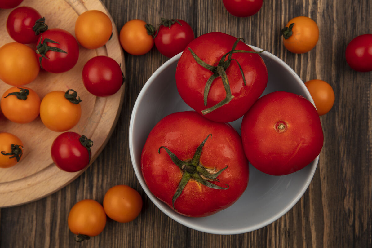 番茄顶视图新鲜的三个大红色西红柿在一个碗樱桃西红柿隔离在一个木制厨房板上的木制表面樱桃蔬菜大