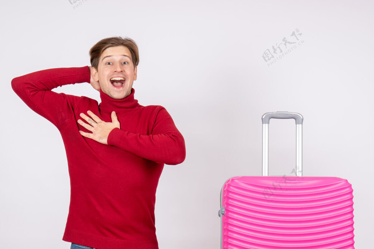 飞行正面图白色背景上带粉色包包的年轻男性情感模型旅行度假航班夏季色彩模型人年轻男性