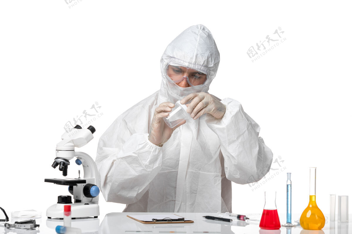 诊所正面图穿着防护服的男医生拿着烧瓶在空白处前面实验室外套医学