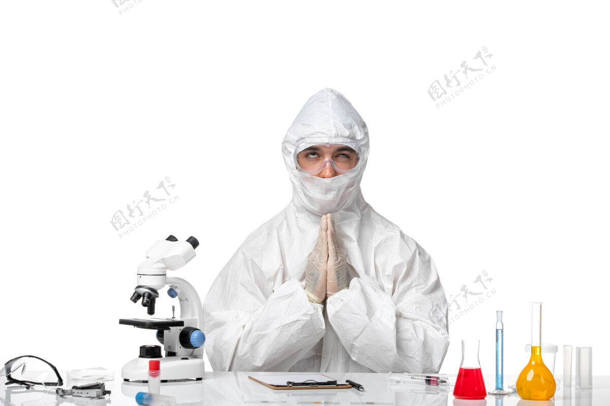 前面正面图男医生穿着防护服 戴着口罩在白色空间祈祷医生专业外科医生