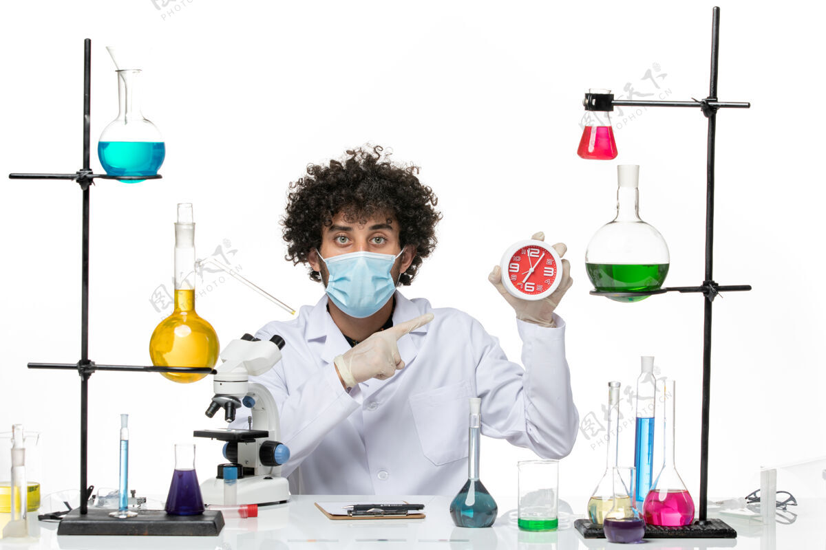 套装正面图：男药剂师穿着医疗服 戴着面具 在一个空白处拿着时钟病毒面具实验室