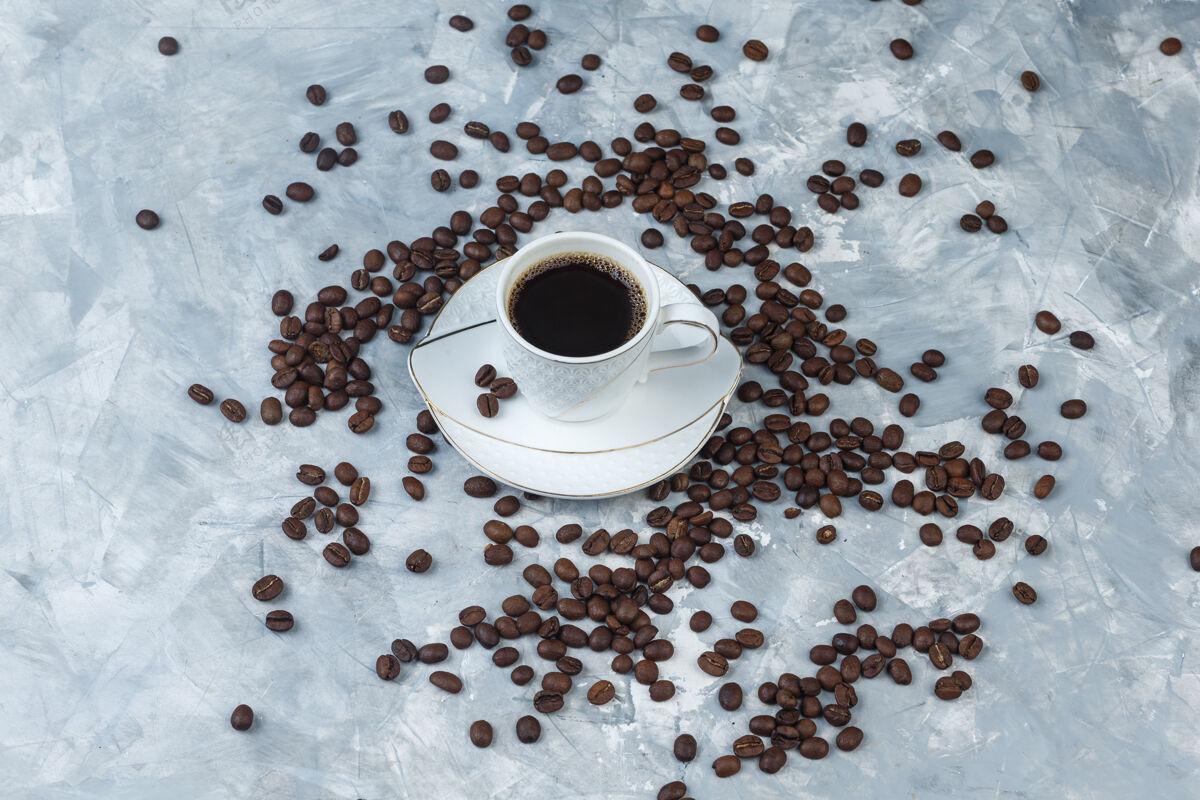 友谊高角度观看咖啡豆 浅蓝色大理石背景上的咖啡杯水平杯子艺术大理石