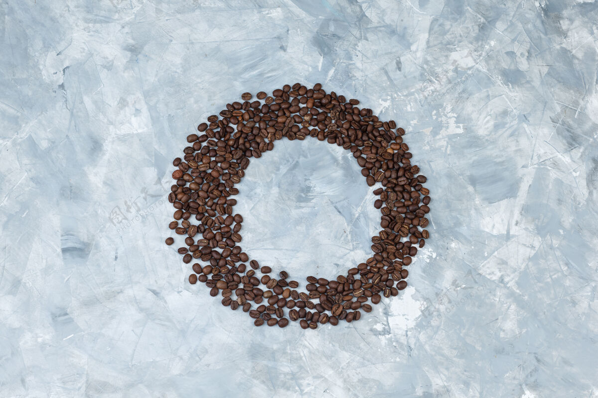 芳香灰色灰泥背景上的咖啡豆平铺自然宏能量