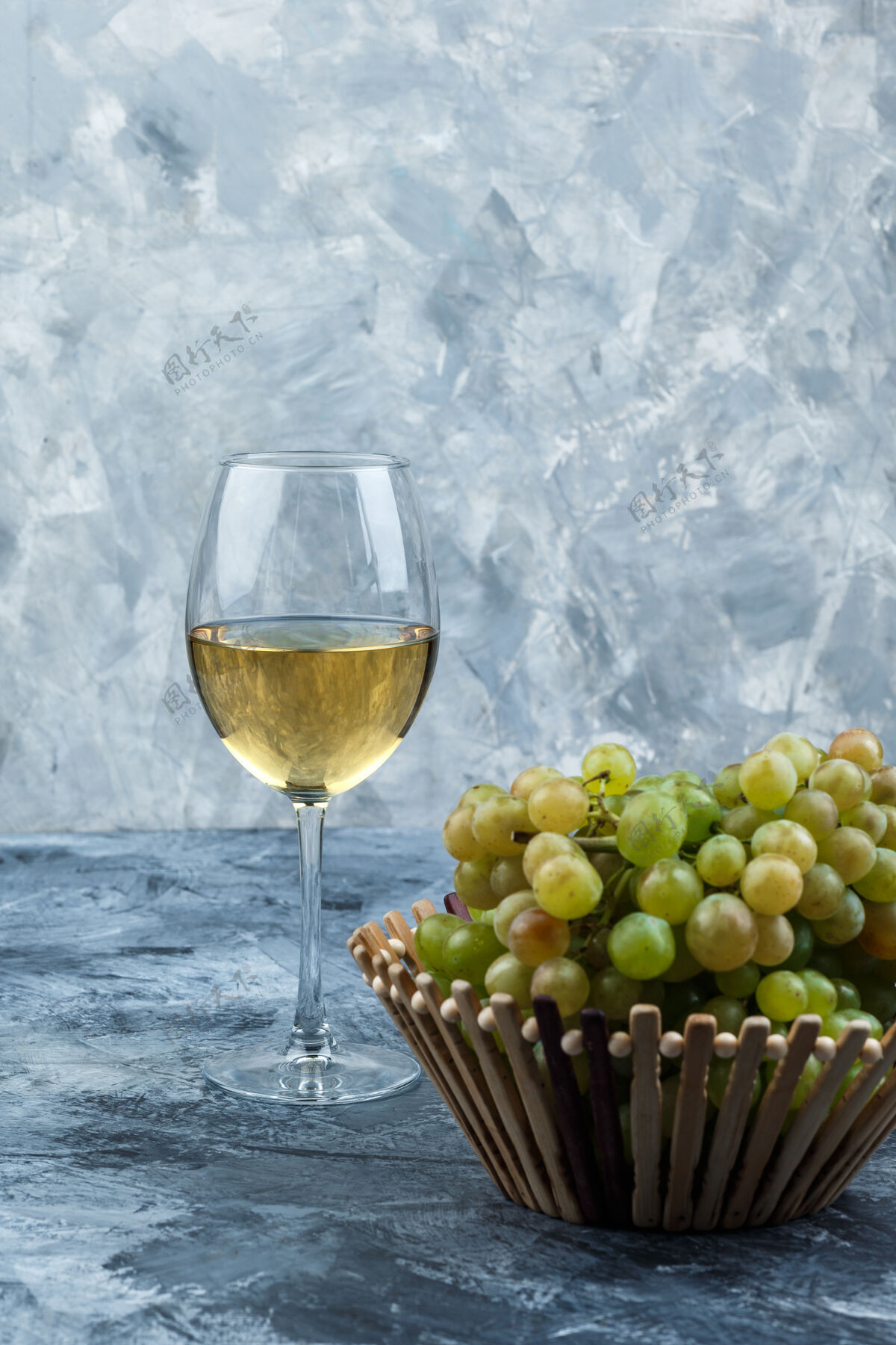 水果一套葡萄酒和绿色葡萄在一个肮脏的石膏背景篮子侧视图大篮子石膏