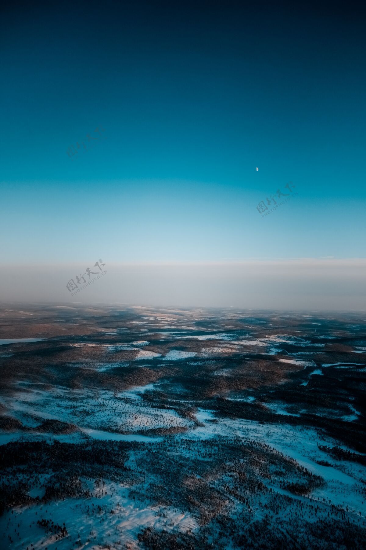 空中空中拍摄了一幅清晨白雪覆盖的美丽景色高风景自然
