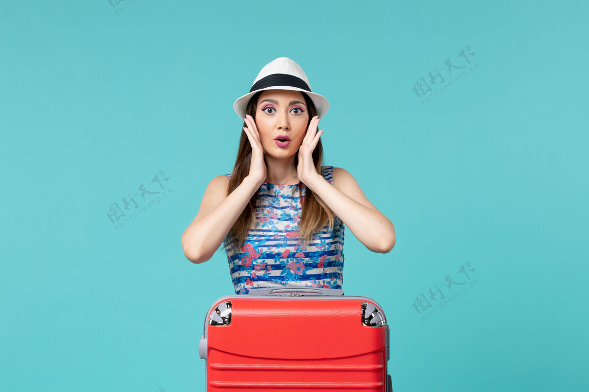 性感前视图美丽的女性准备度假与她的红包在淡蓝色的空间漂亮准备美丽的女性