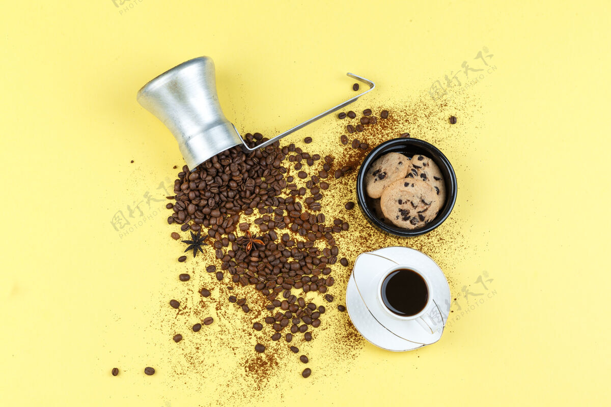 拿铁把咖啡豆平放在罐子里 玻璃罐 一杯咖啡 巧克力饼干放在黄色的背景上水平早餐摩卡咖啡巧克力