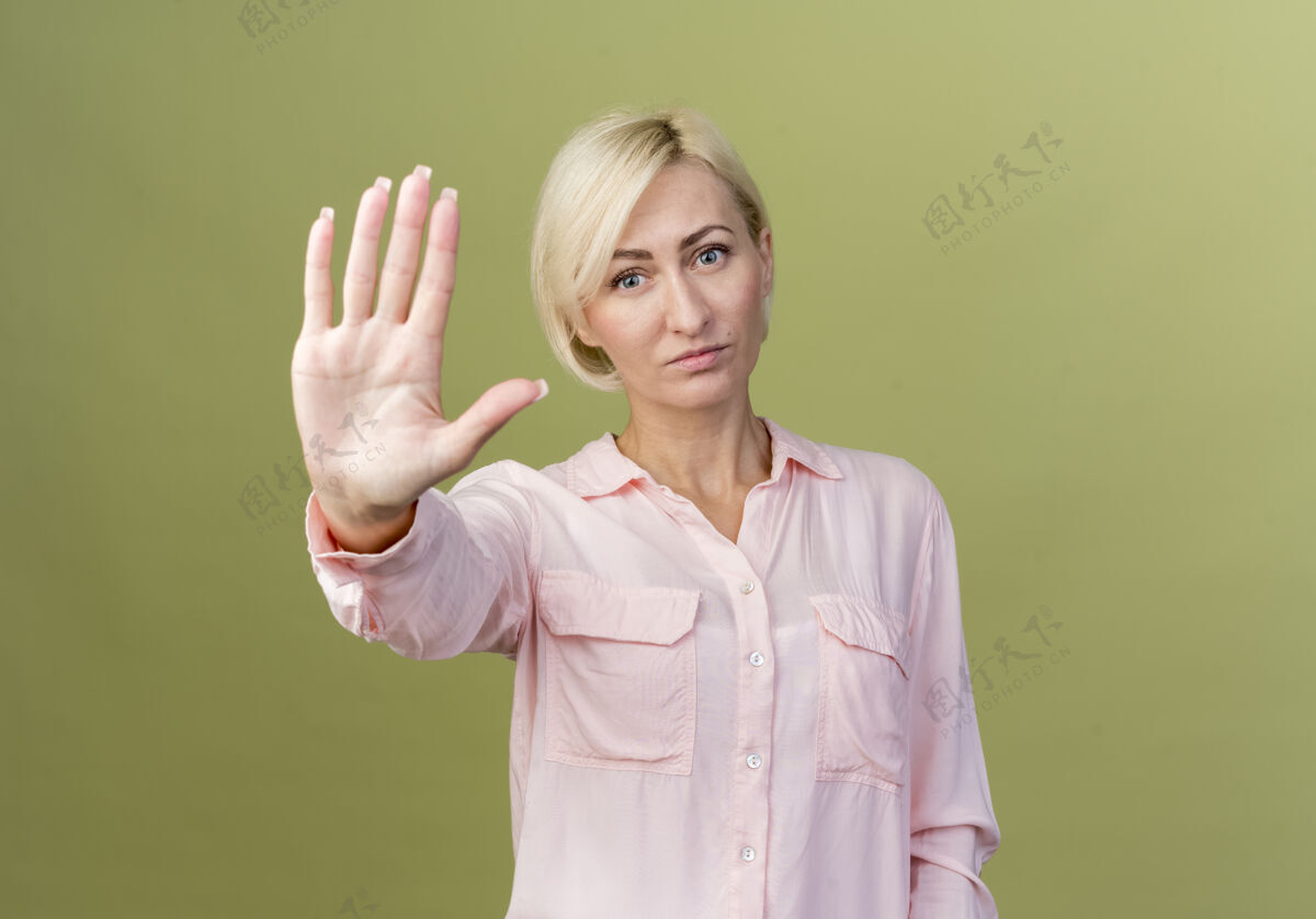 手势年轻的金发斯拉夫女人显示停止手势女人表演停止