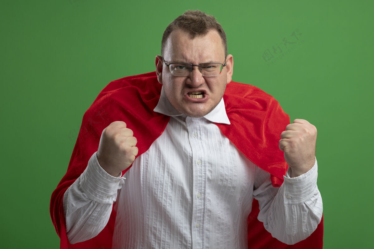 手势快乐的成年斯拉夫超级英雄穿着红斗篷戴着眼镜在绿墙上做“是”的手势欢乐成人超级英雄