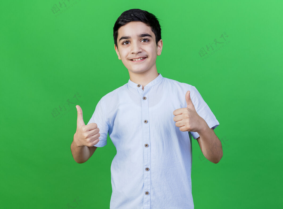 男孩微笑的年轻白人男孩在绿色的墙上竖起大拇指表演手势男人