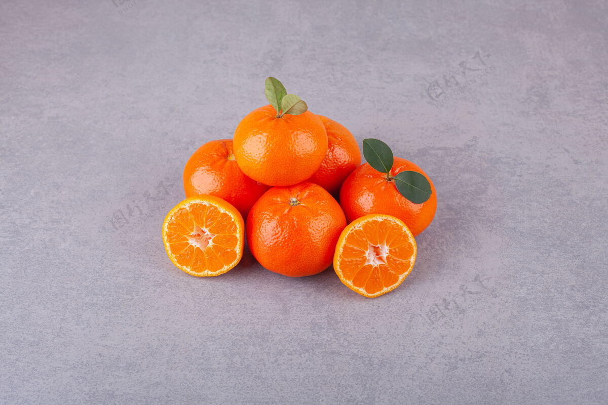 水果一排甜橘子 叶子放在石头上叶子热带多汁