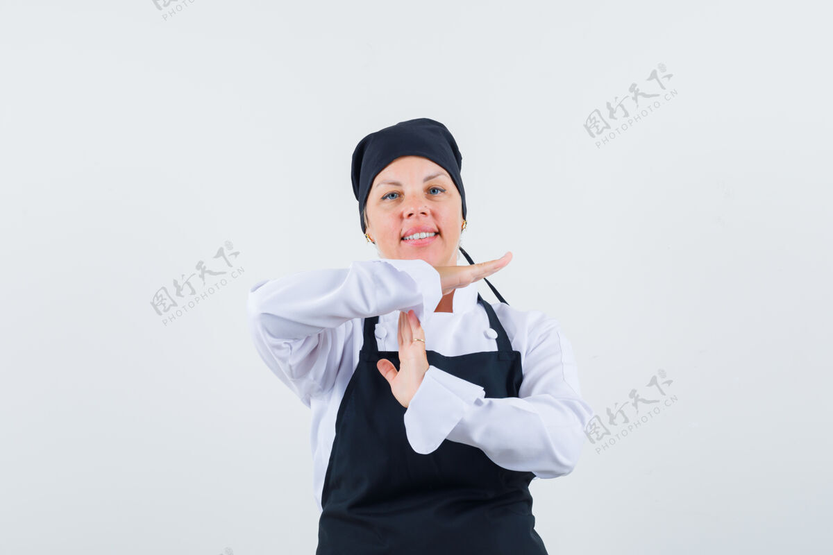 肖像身着制服的女厨师 围裙上显示出时断时续的姿态 看上去自信满满 俯瞰前方黑发可爱漂亮