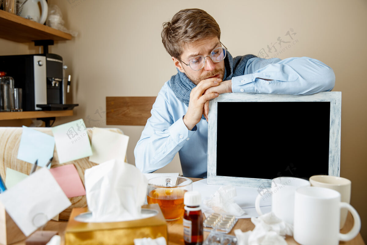 流感在办公室工作的病人患了季节性流感鼻子疾病不适
