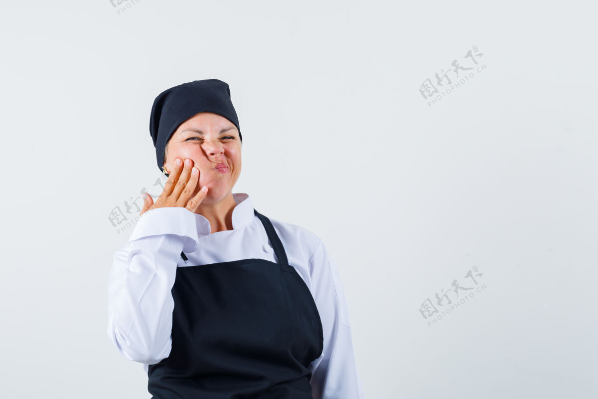 围裙女厨师穿着制服 围裙上牙疼 看上去不舒服 前视图年轻肖像卷发