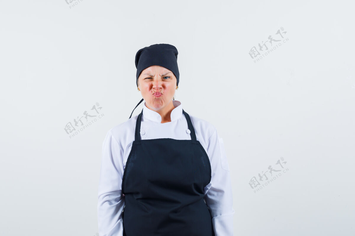 自信女厨师身着制服 围裙愁眉苦脸地看着摄像机 正对着镜头手烹饪女性