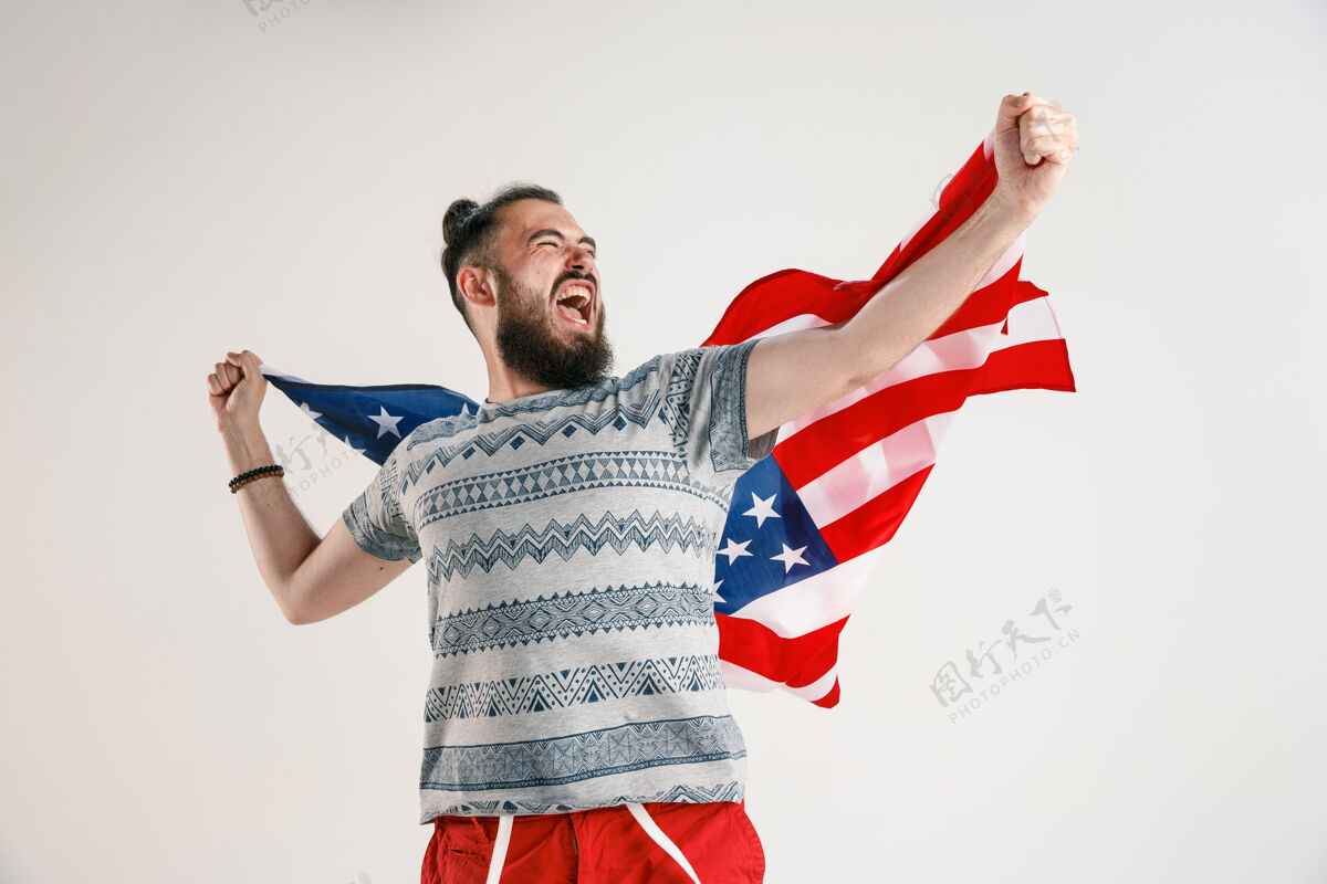 美国拿着美国国旗的年轻人民主表达立场