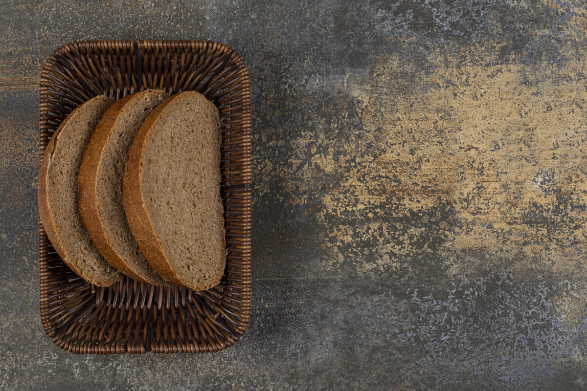 有机新鲜的黑麦面包片放在木篮里吐司切片新鲜