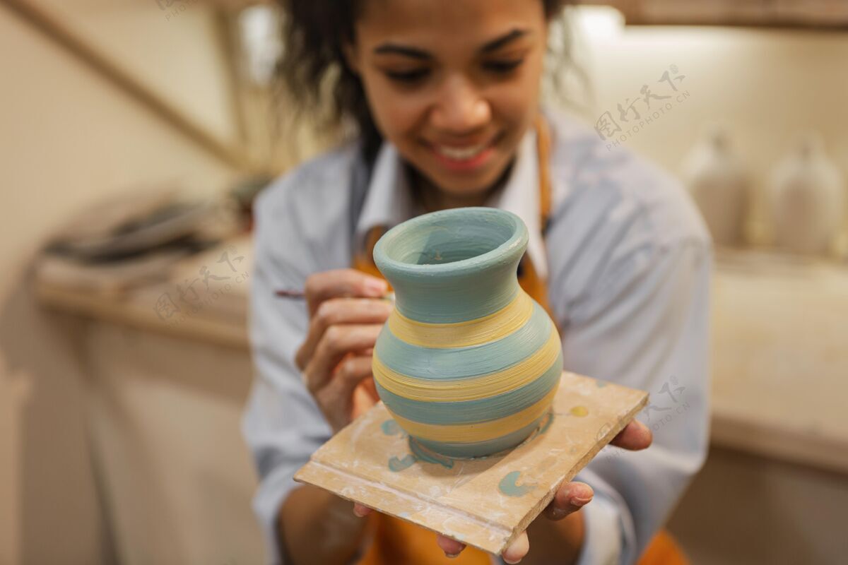 水平模糊的女人画陶罐陶器工匠创意