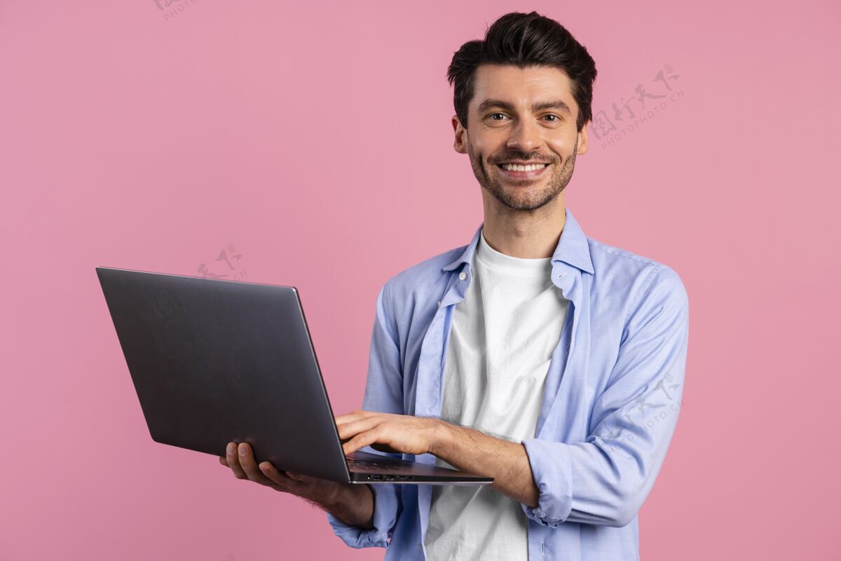 人笑脸人手持笔记本电脑的正面图水平反应情感