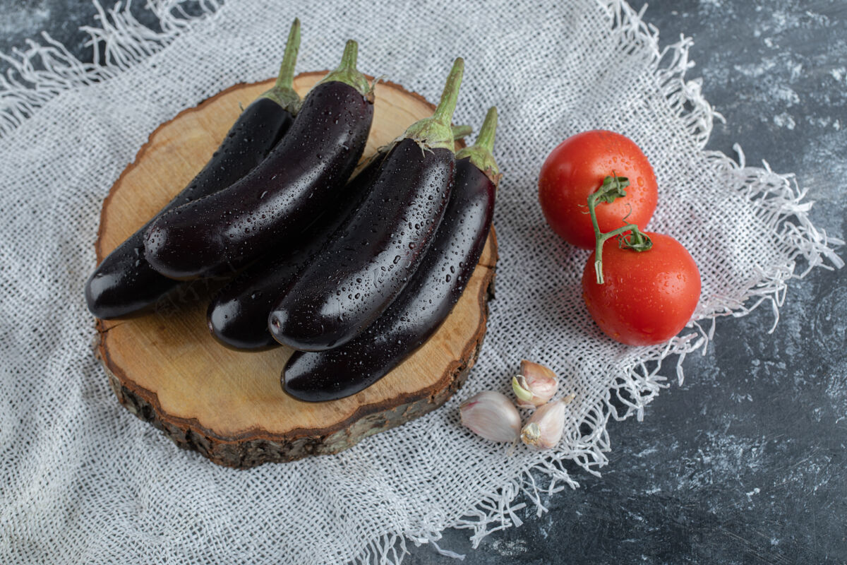 早餐有机蔬菜紫色茄子放在木板上 配番茄和大蒜有机餐桌乡村