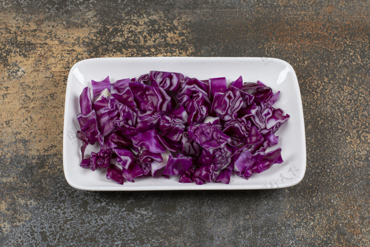 红卷心菜把红卷心菜放在碗里 放在大理石表面蔬菜碗美味