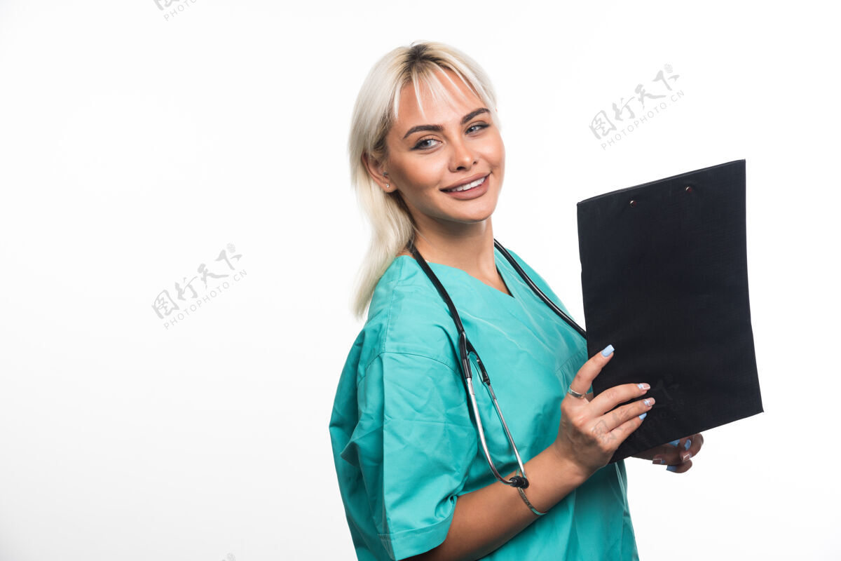 文件夹面带微笑的女医生拿着白纸上的剪贴板制服医生成人