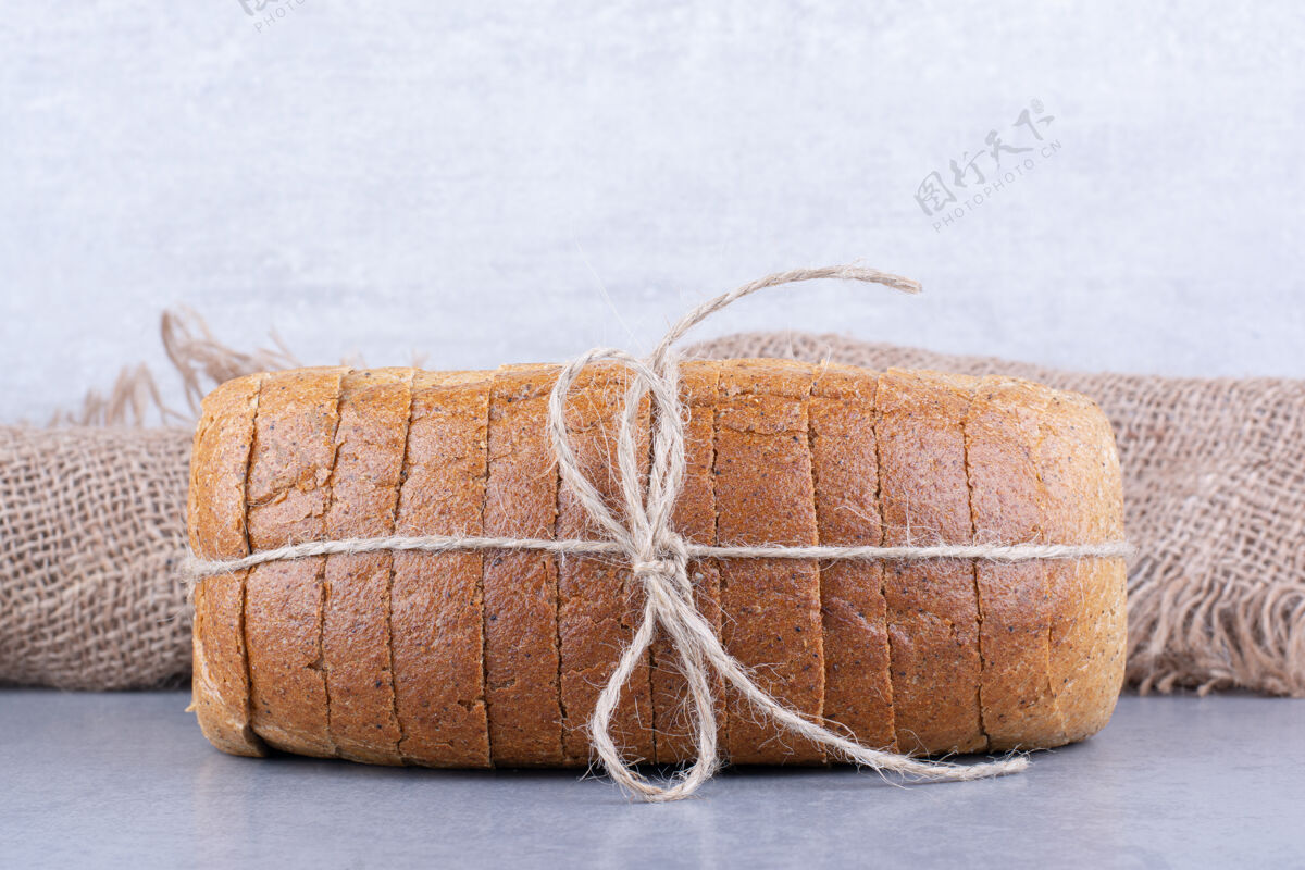 烘焙食品面包片绑在大理石表面面团面包口味