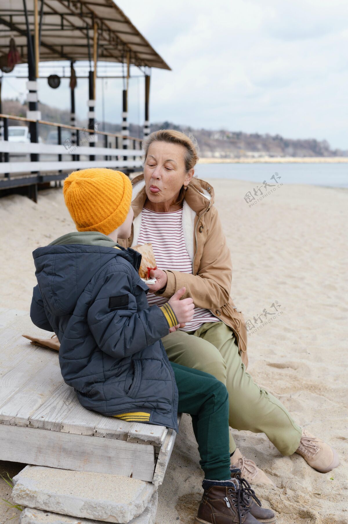 全图全镜头拍摄的奶奶和孩子在海边旅行户外海滩